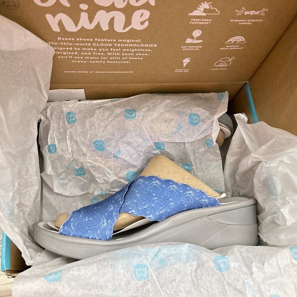 NIB Bzees Sahara Comfort Stretch Slide Wedge Sandal 8.5M 38.5 Blue - Picture 10 of 12
